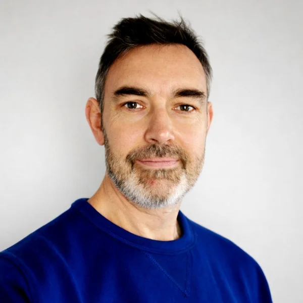 Portrait d'Honoré, créateur de Cashbah, souriant et professionnel